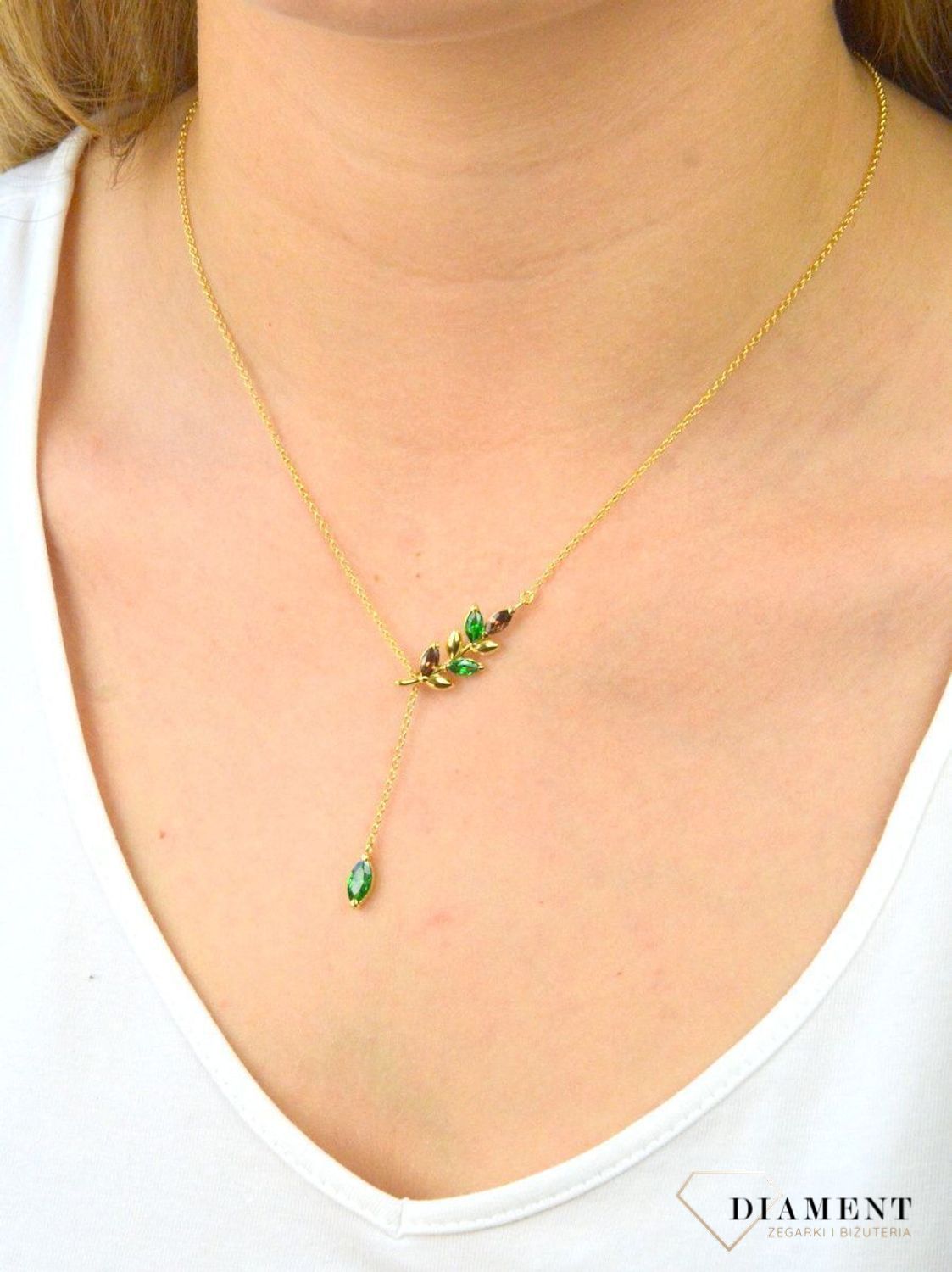 Naszyjnik srebrny pozłacany gałązka Revival DZN280 REV Z. Naszyjnik srebrny pozłacany. Naszyjnik pozłacany kółko z kolorowymi cyrkoniami. Naszyjnik idealny pomysł na prezent dla.jpg